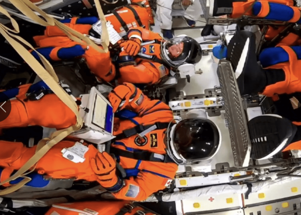 太空人等候火箭发射升空。