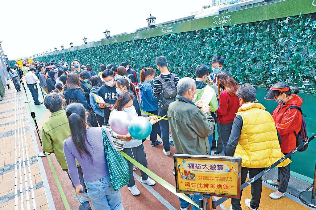 ■東港城、將軍澳中心及PopWalk天晉滙受惠於跨灣大橋落成,人流有所增加。 ■東港城、將軍澳中心及PopWalk天晉滙受惠於跨灣大橋落成,人流有所增加。