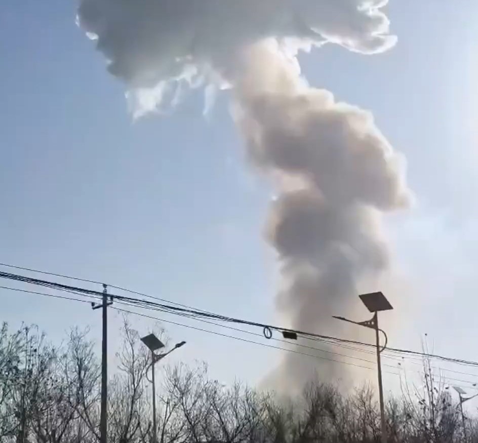 爆炸威力強大，遠處仍見半空的蘑菇雲。