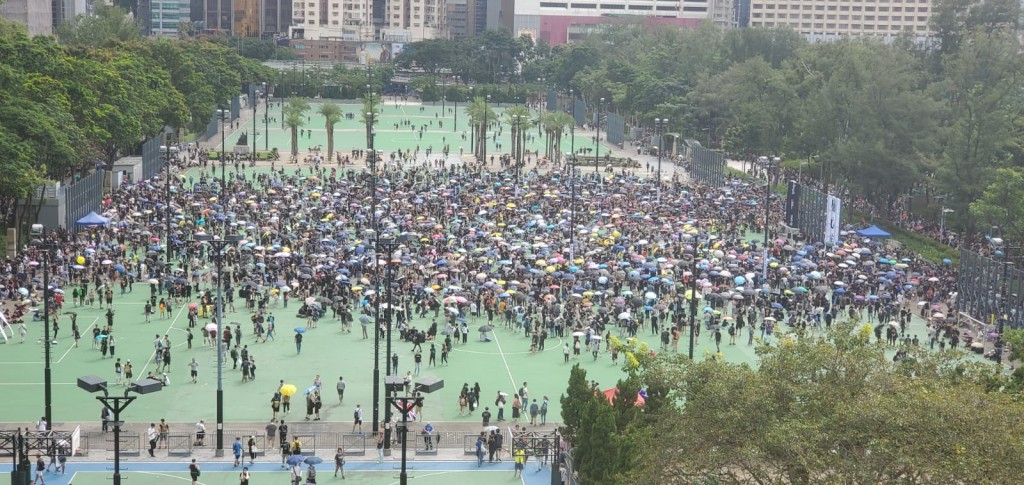 下午3時過後,維園集會約佔用1.5個硬地足球場。