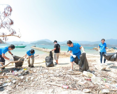 义工合共清理约95公斤海底及海滩上的垃圾。