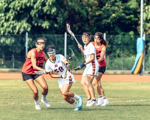 香港女子隊的許嘉希(左,紅衣)今仗表雖然攻入4球,但仍無法領球隊贏波。 相片由公關提供