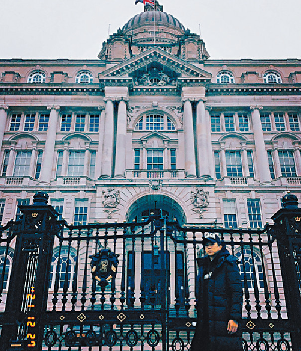 ■子博又去咗利物浦，見四圍無人先敢除口罩打卡。