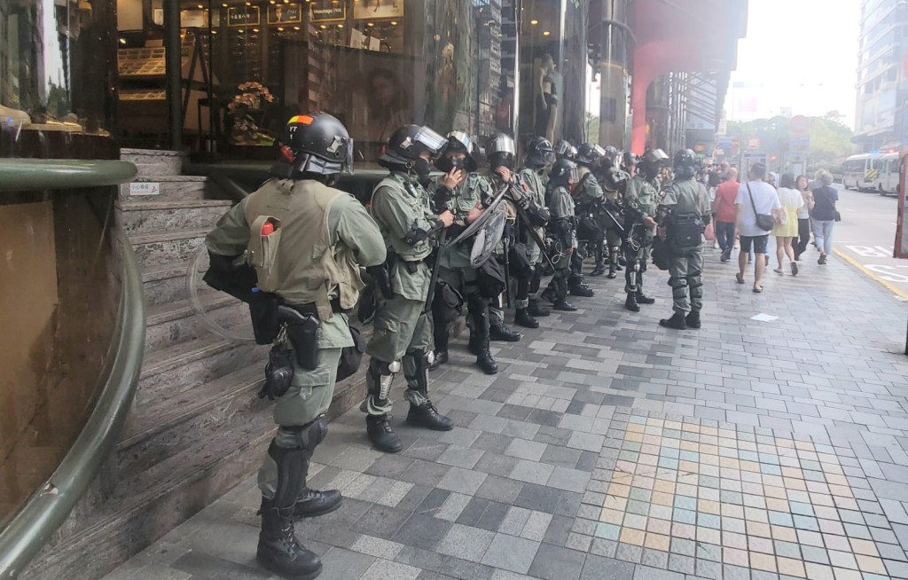 大批防暴警員在彌敦道近佐敦道布防。