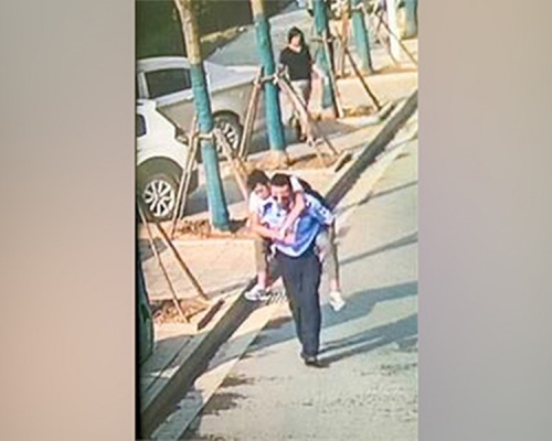 交通輔警把受傷男子背起飛奔500多米,將其送到最近的醫院。 網圖