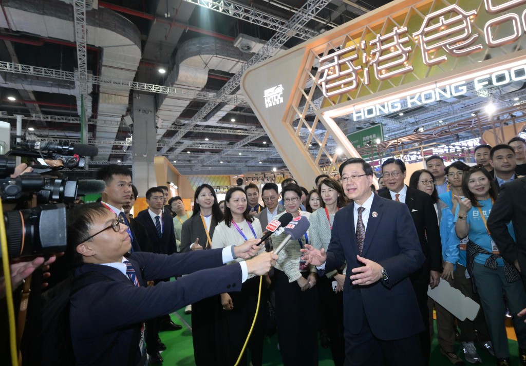 李家超參觀香港食品館和香港服務業展館後會見傳媒。政府新聞處