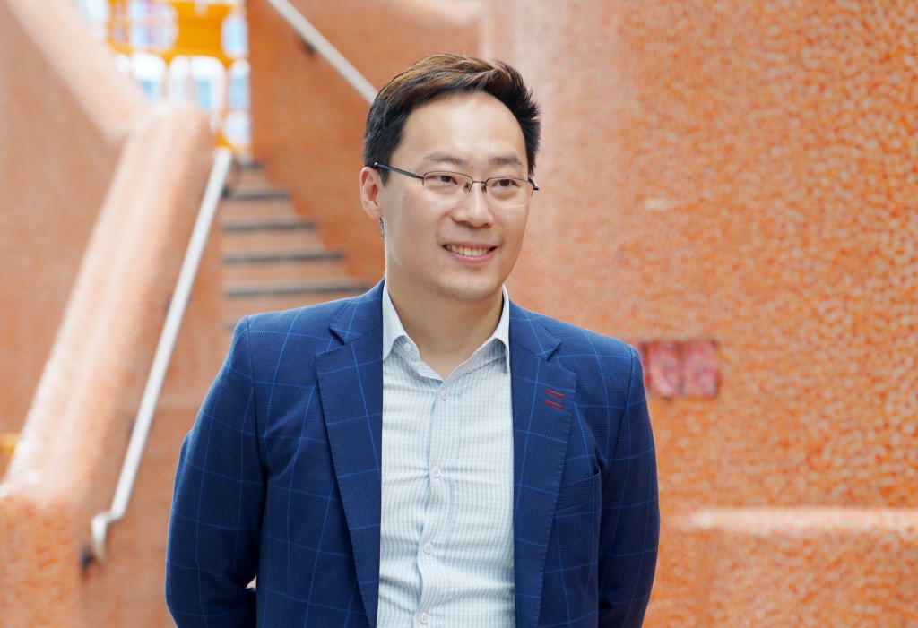 體育專員蔡健斌獲行政長官公共服務獎狀。資料圖片