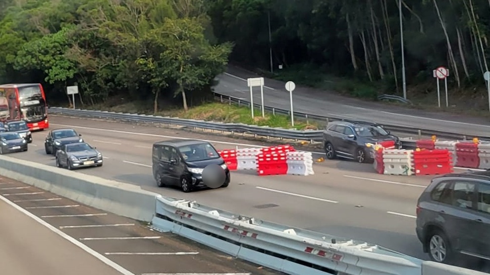 屯門公路私家車撞水馬 往九龍方向交通擠塞。fb 馬路的事 (即時交通資訊台) Denise Tang