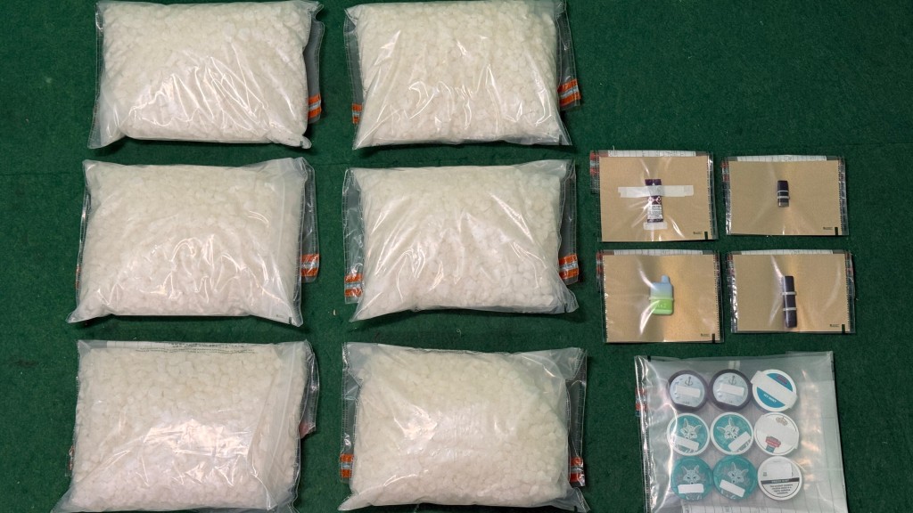 海關拘荷蘭抵港販毒 檢1200萬元口含煙另類煙及氯胺酮。海關圖片