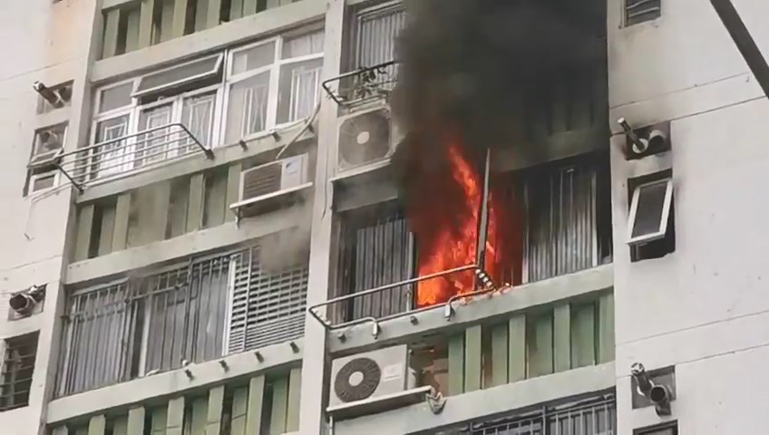現場火光熊熊，火舌從窗口吐出。