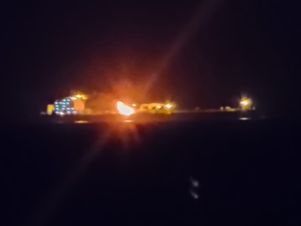 英國油輪Marlin Luanda遭胡塞武裝導彈擊中，船身起火燃燒。 X平台