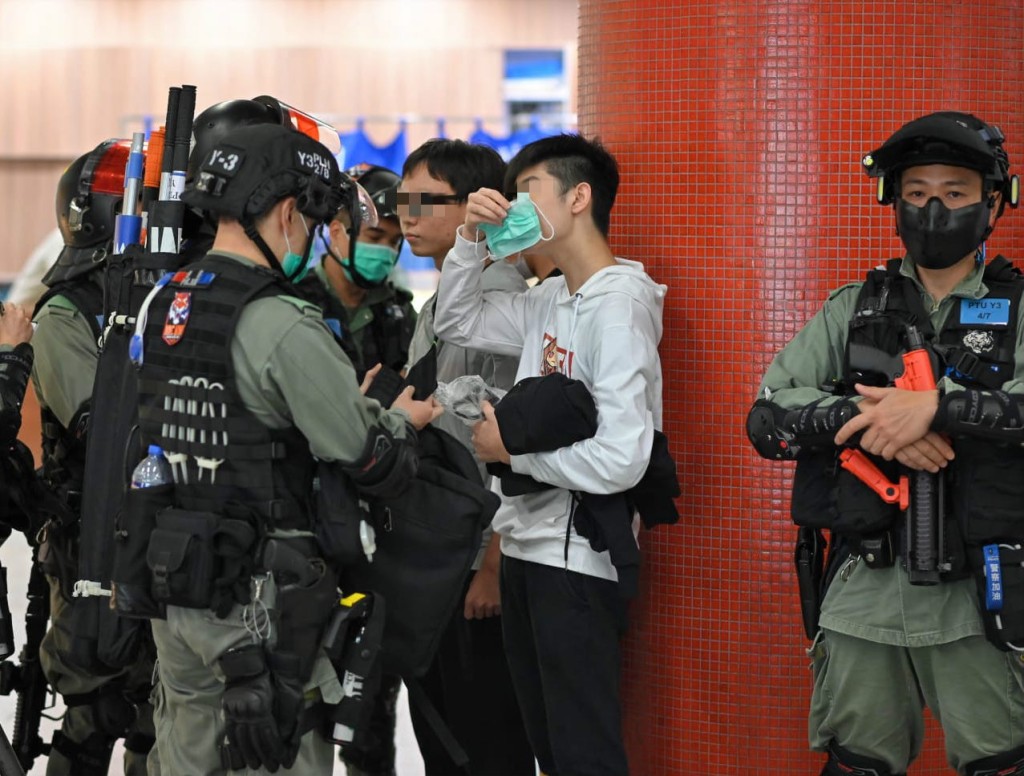 警員在將軍澳站內截查青年。