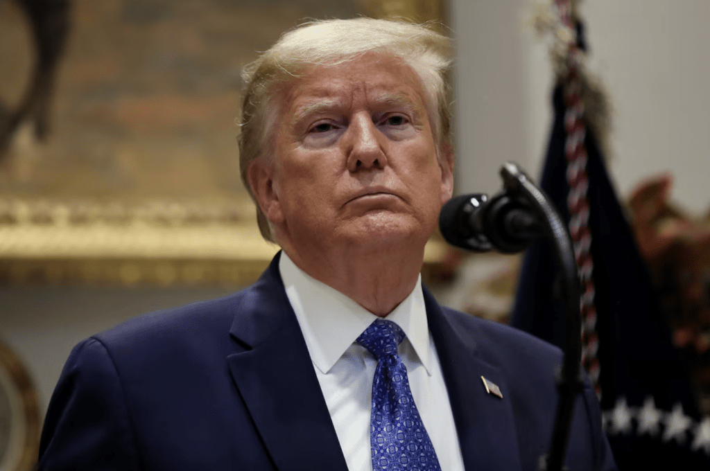 特朗普早前在《華爾街日報》撰文辯稱,關稅影響主要由外國生產商及中間商吸收,並稱出口依賴度高的國家別無選擇,只能承擔成本。路透社 特朗普早前在《華爾街日報》撰文辯稱,關稅影響主要由外國生產商及中間商吸收,並稱出口依賴度高的國家別無選擇,只能承擔成本。路透社