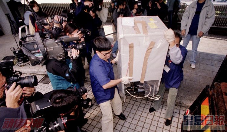 案中冰箱抬離高院。資料圖片