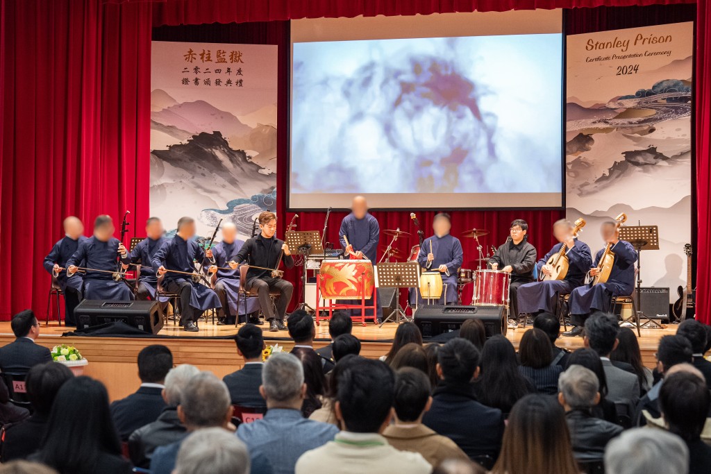 在囚人士與中樂導師江建彬（左六）和楊俊軒（右三）合奏表演。政府新聞處圖片