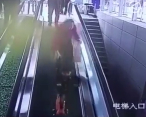 甘肅3歲女童在扶手電梯上踩滑板向下衝,結果夾斷手指。網圖