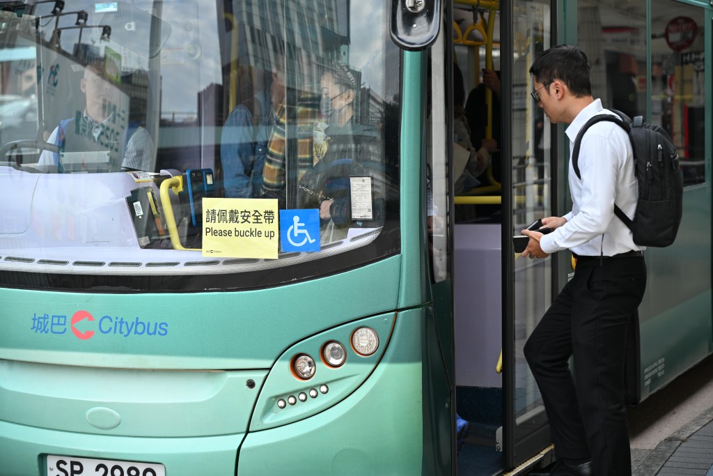 《2025年道路交通（安全裝備）（修訂）規例》暫緩。