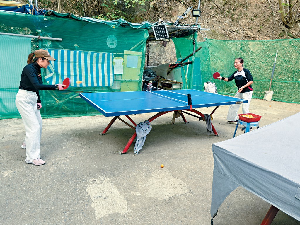 有女街坊在主教山打乒乓球。