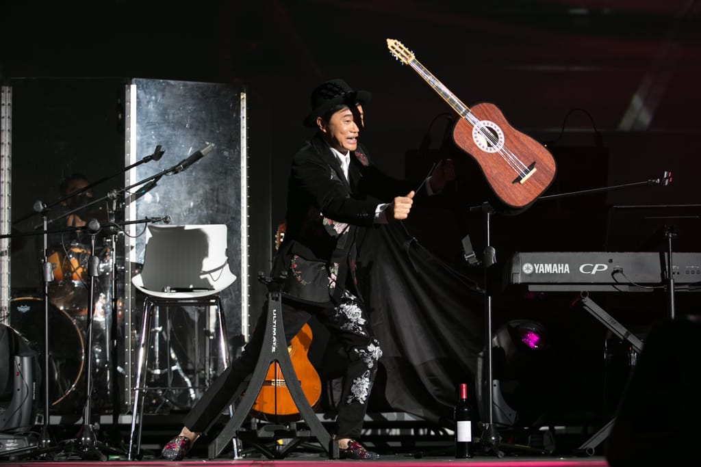 Albert是「彈吉他彈到曉飛」。