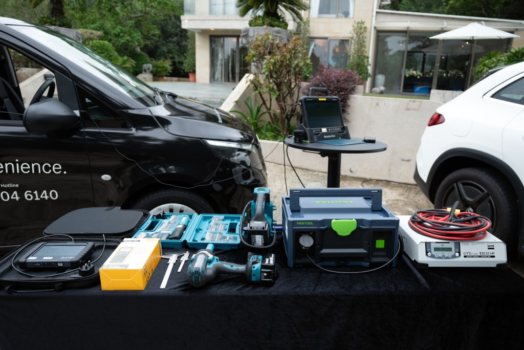 平治Mercedes-Benz香港推出全新Mobile Service服務，現場展示工具包括大型流動電池、俗稱過江意龍的搭線，還有流動檢查儀器及電壓表等。