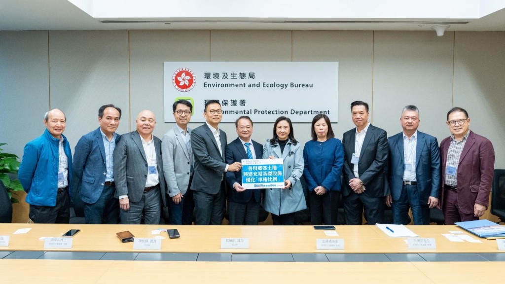 葛珮帆、陳恒鑌日前聯同的士業界代表,約見環保署及運輸署,就本港推行電動的士及有關充電設施配套進行交流討論。民建聯供圖