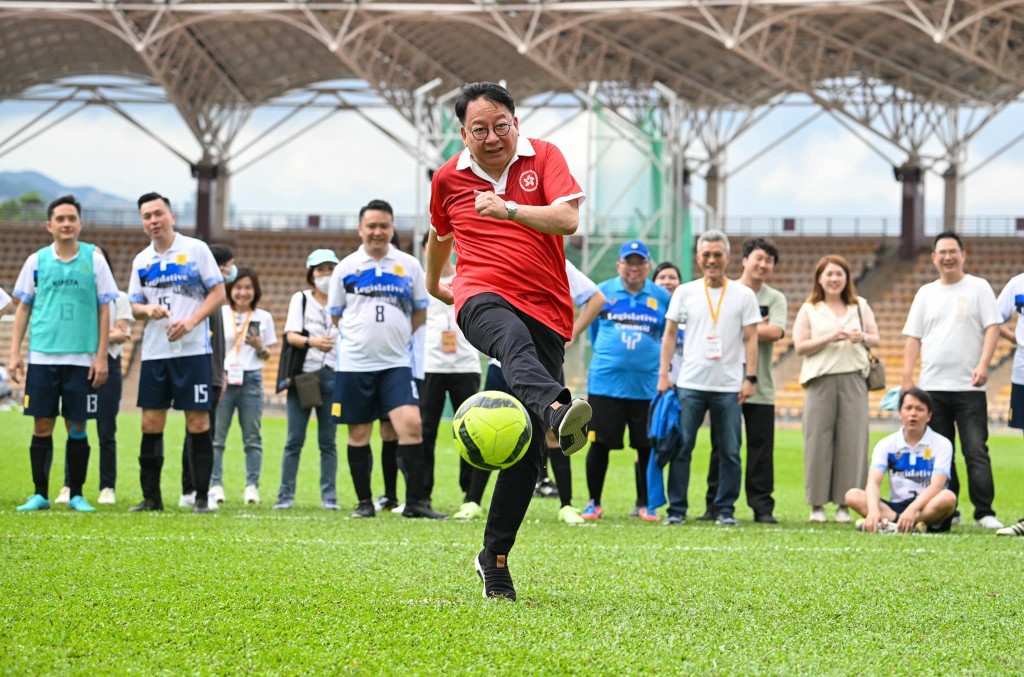 陈国基在政府与立法会足球队友赛间期献技。陈国基Fb图片