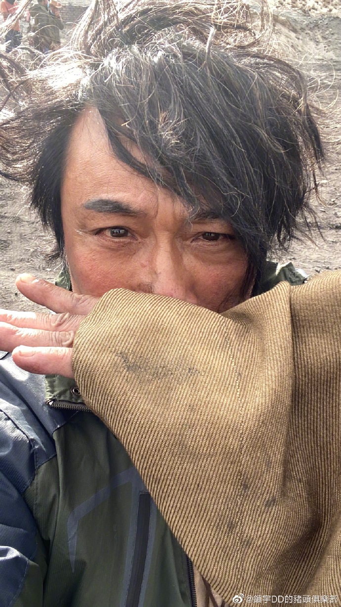 镇宇分享的拍摄照都是蓬头垢面。
