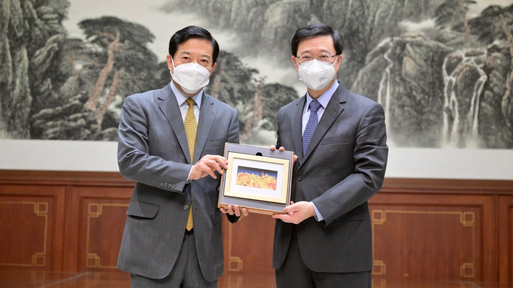 李家超（右）今日（十一月二十日）在泰国曼谷与中华人民共和国驻泰王国特命全权大使韩志强（左）会面。政府新闻处