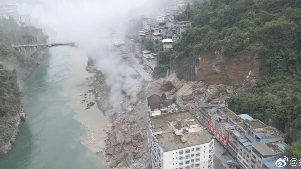 重庆彭水山体崩塌多栋民居垮塌。