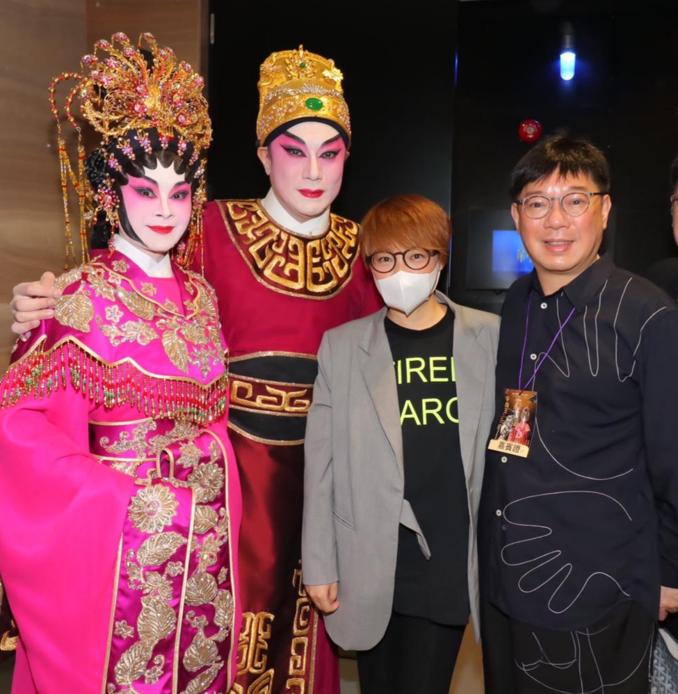 陳慧嫻(右二)欣賞《李後主》。