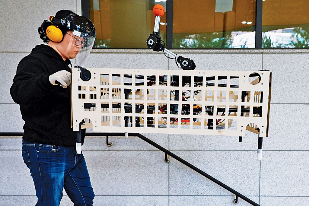 南韓頂尖學府首爾國立大學的研究生展示空中運輸平台。