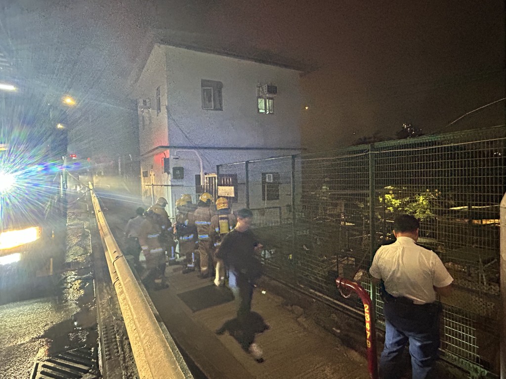 現場煙霧瀰漫，消防到場出動3條喉及3隊煙帽隊灌救。曾志恒攝