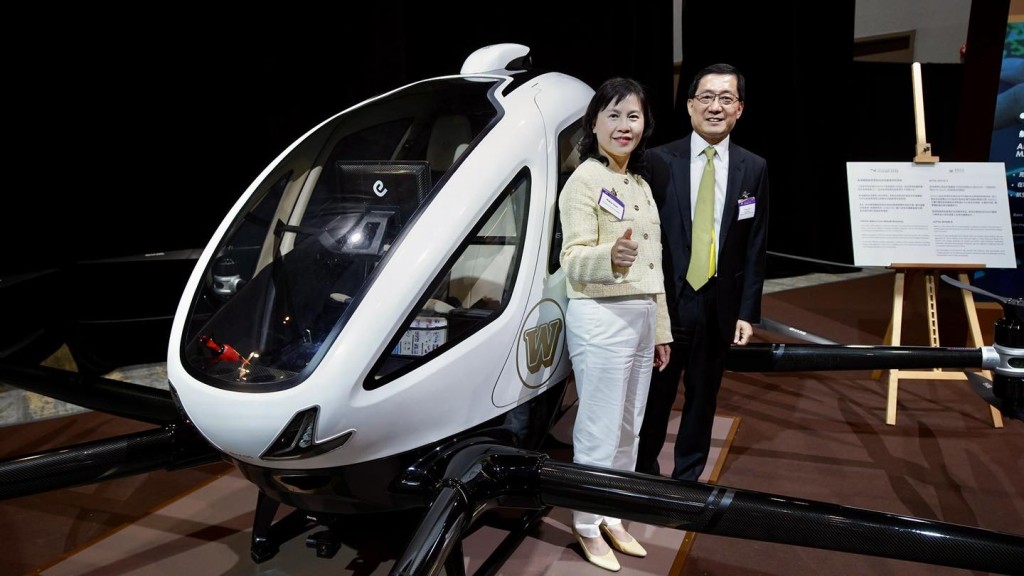 機管局在酒會現場展出多項香港國際機場的領先服務及革新措施。陳美寶FB圖片 機管局在酒會現場展出多項香港國際機場的領先服務及革新措施。陳美寶FB圖片