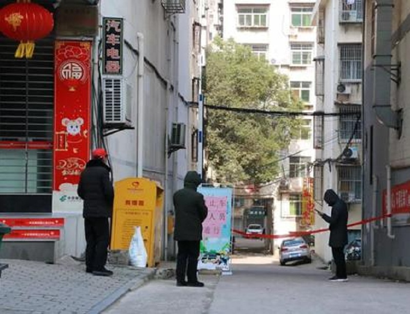 小區內有警戒線,嚴禁人員擅自出入。網上圖片