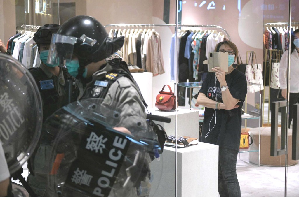 警方進入海港城。