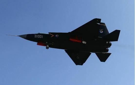 歼-31类似于F-22，整台战机的形状、空气动力学和机身配置方面的相似之处。