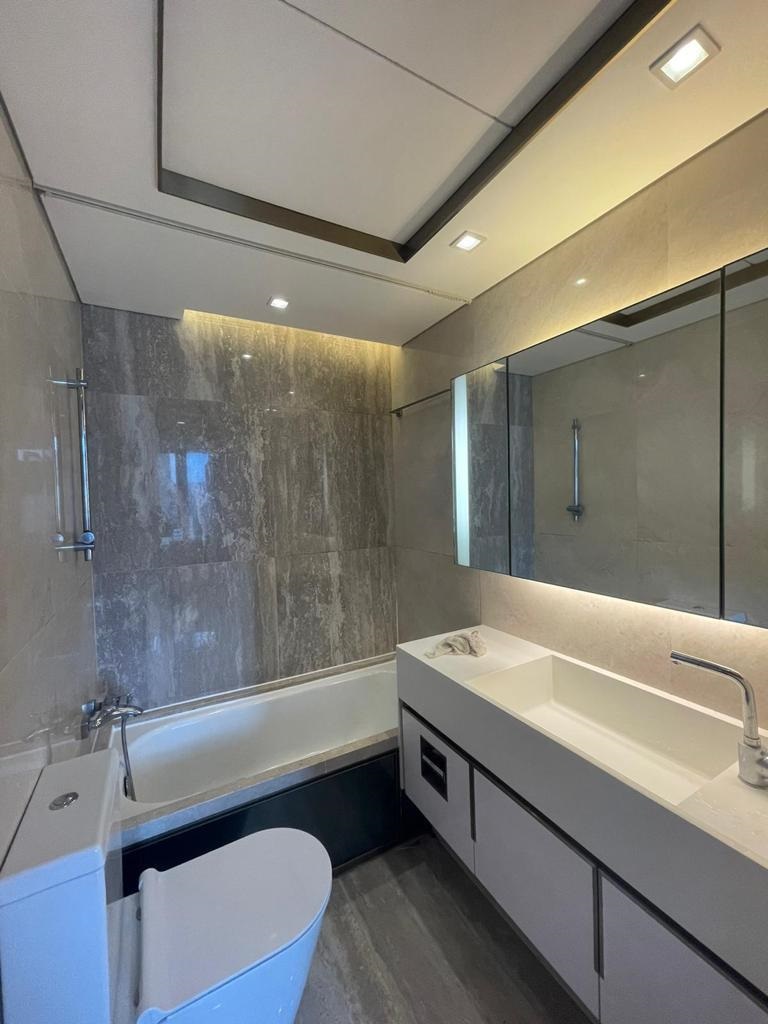 浴室墙身铺设大理石元素，使室内光洁明亮。