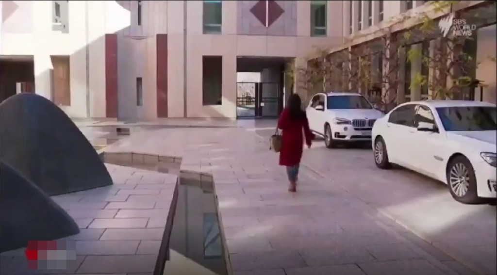 女記者獨自離開現場。 影片截圖