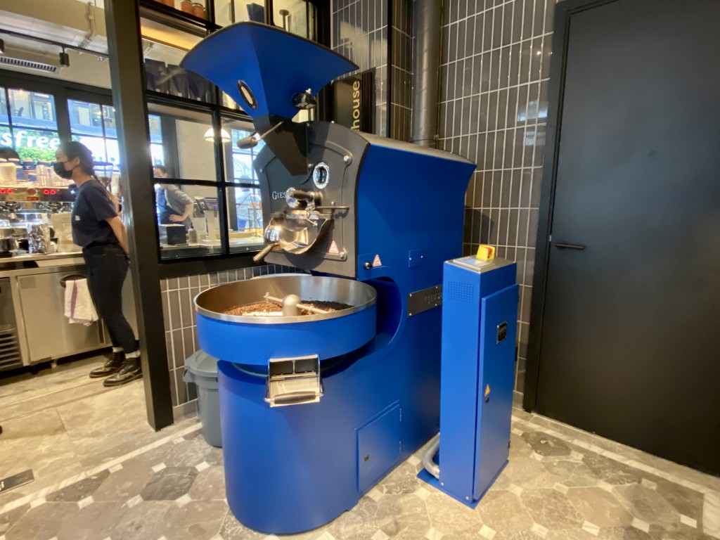 於銅鑼灣黃金地段中，設置荷蘭Giesen咖啡烘焙機，作中央工廠，提供各店的咖啡。