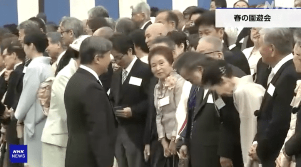 日皇德仁与皇后雅子与来宾倾谈。NHK新闻视频画面截图