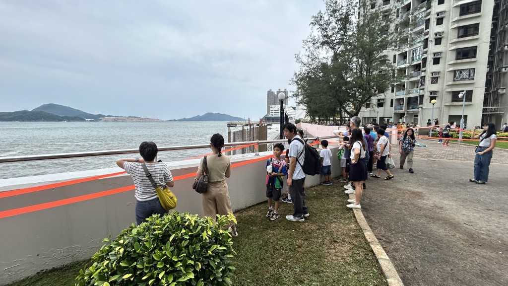 樺加沙襲港期間，不少巿民到杏花邨追風逐浪。資料圖片