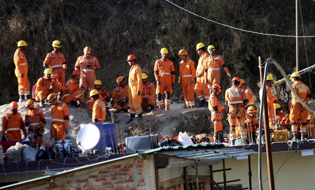 當局出動大批救援人員試圖拯救41名被困的工人。(美聯社)
