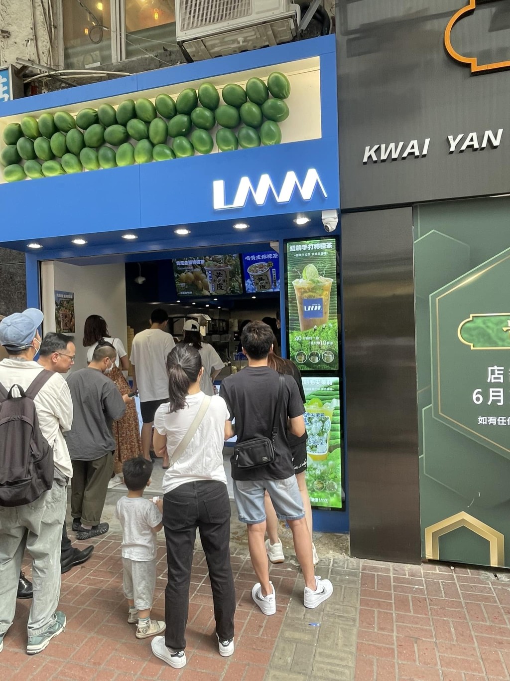  最近有网民发现有大批人龙在旺角一间柠茶店排队。（图片来源：FB @ 香港茶餐厅及美食关注组）