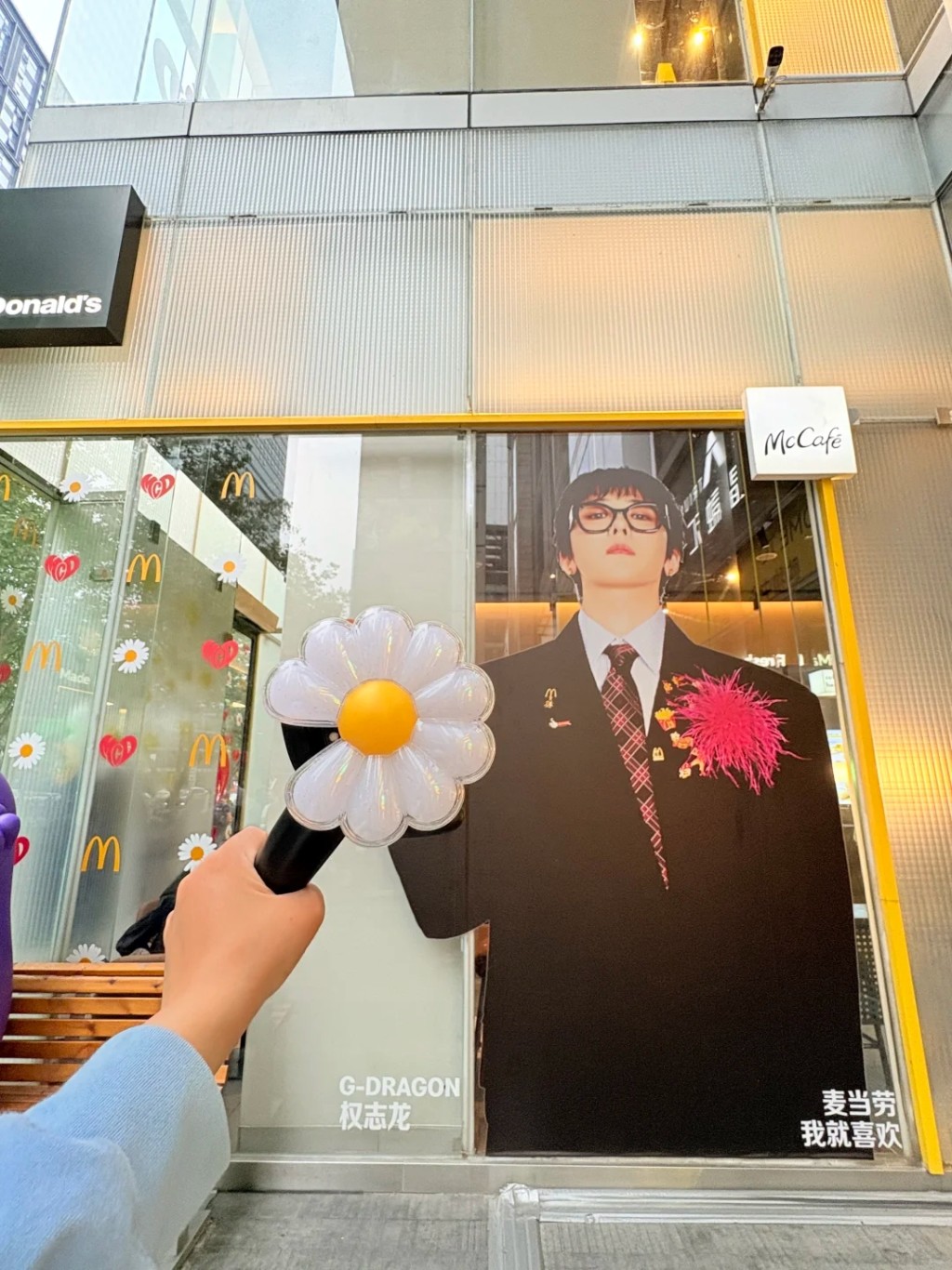 G-DRAGON权志龙大型广告亮相内地主城商圈。 小红书