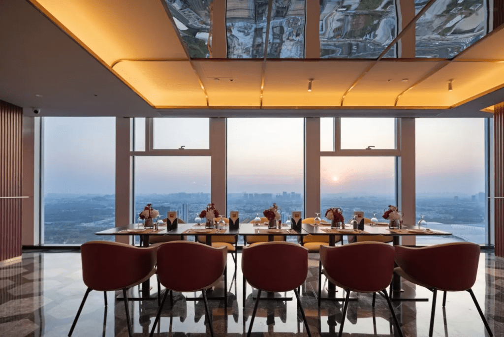 來到廣州南站麗芮酒店，不得不提坐落酒店27樓的麗芮空中餐廳。