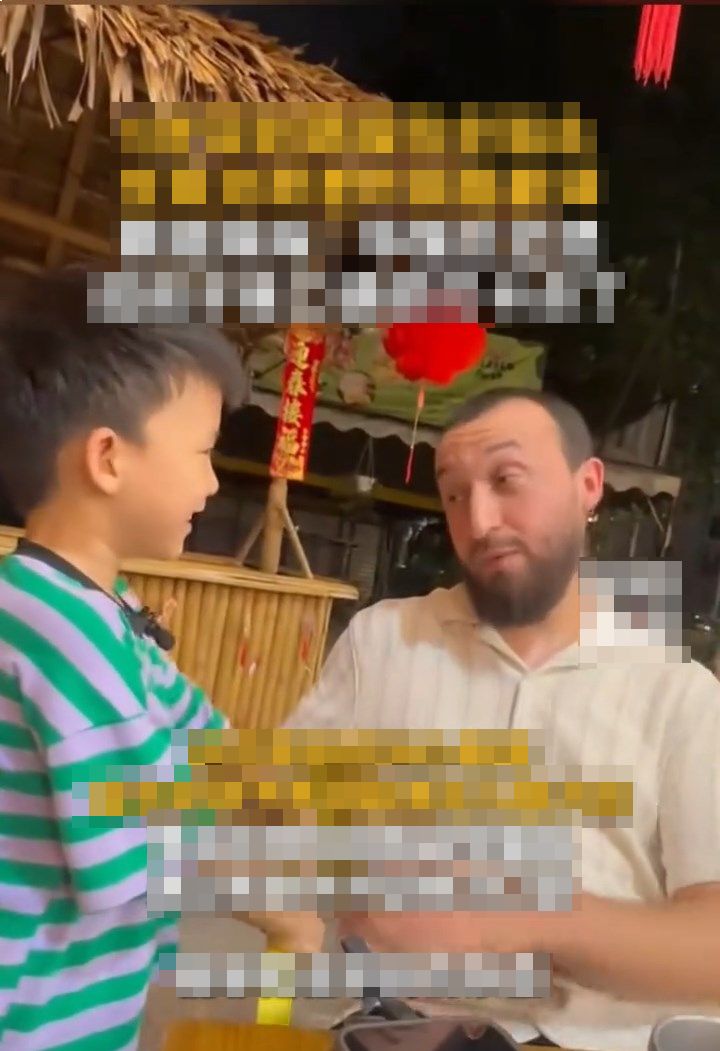 嘉瑋在華強北店舖充當翻譯,為外國遊客解決語言溝通問題。深視新聞 嘉瑋在華強北店舖充當翻譯,為外國遊客解決語言溝通問題。深視新聞