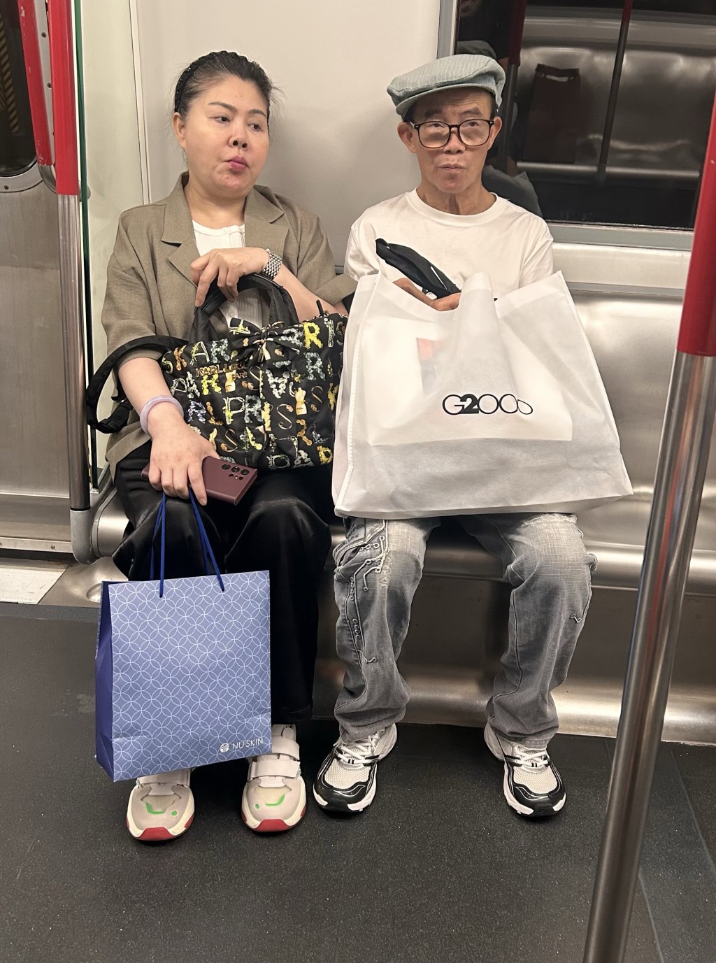 梅啟明似乎去完購物。 梅啟明似乎去完購物。