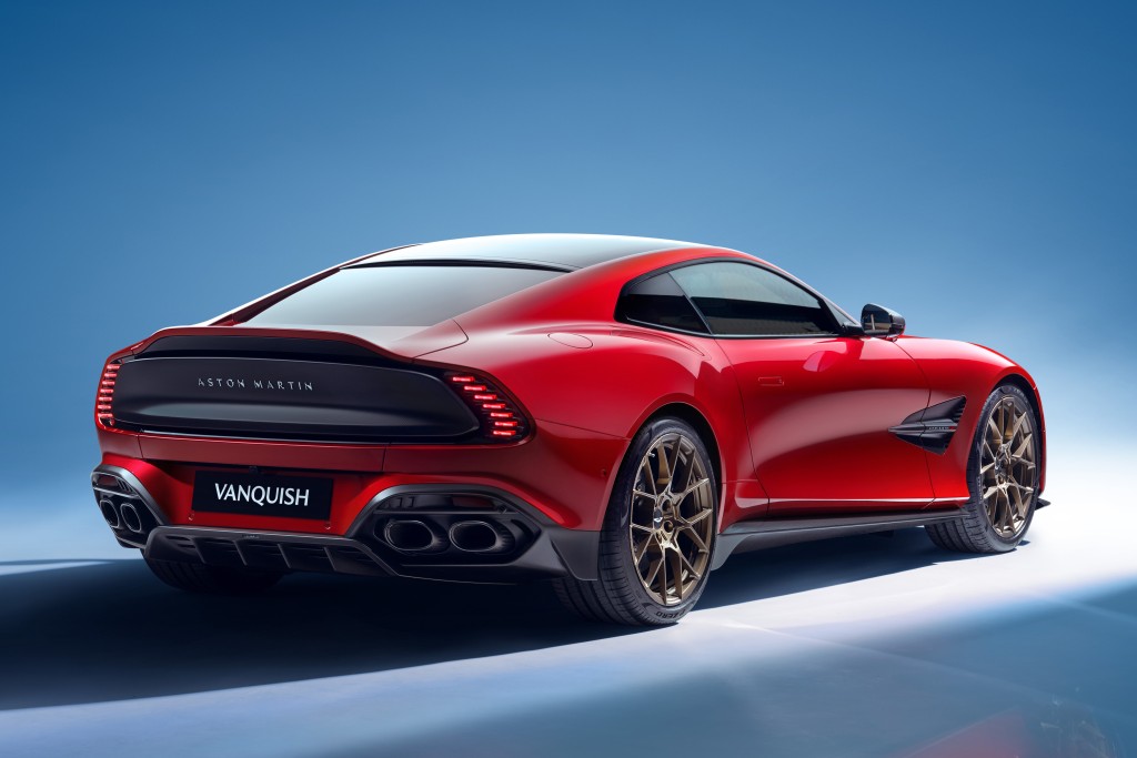 全新超跑Aston Martin Vanquish最快于今年第4季在欧洲交付，中国内地(及香港)首批则可于2025年第1季交车。