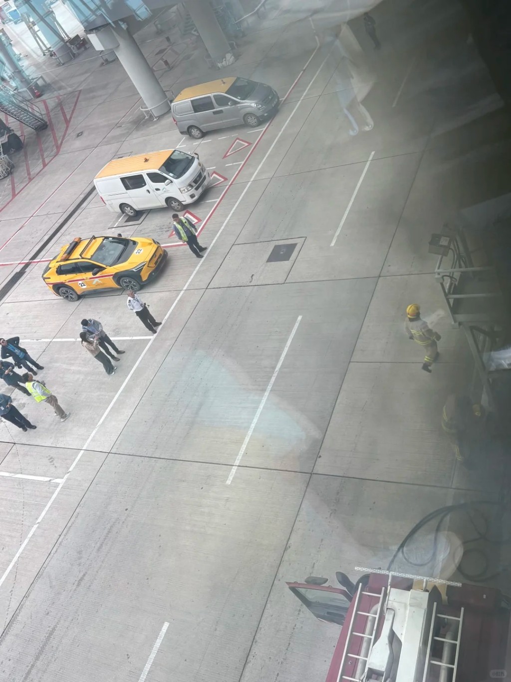 機場中場客運廊近212號閘口一機房突然起火冒煙。網上圖片