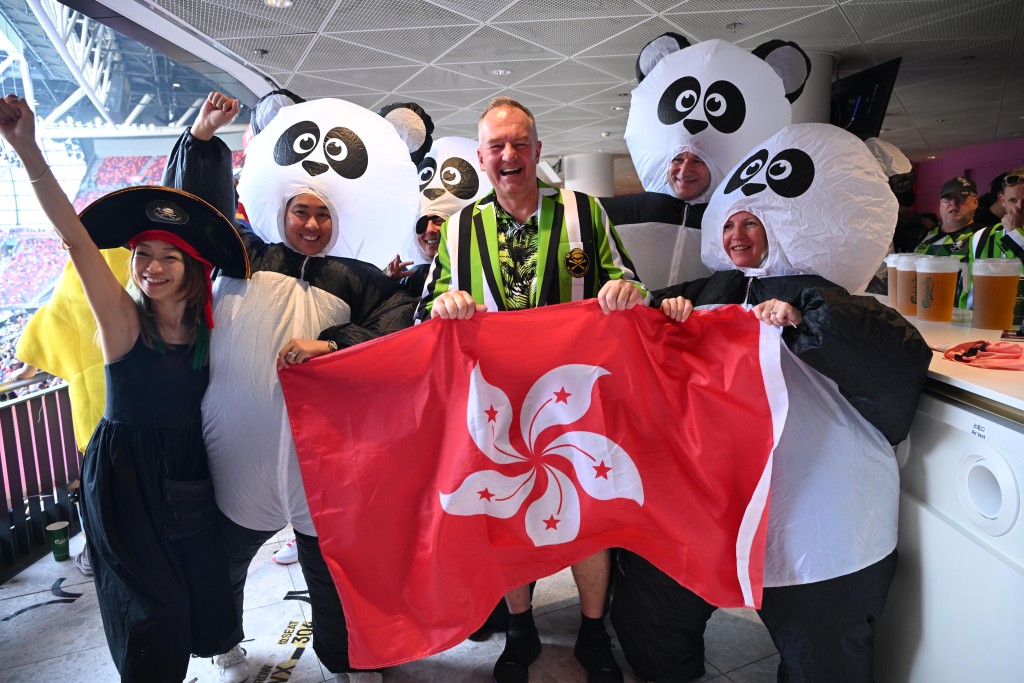 有人裝扮成熊貓、恐龍等動物及各種卡通人物。